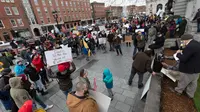 Orang-orang menghadiri demonstrasi untuk menyerukan pencabutan lockdown di State House di Concord, New Hampshire, Sabtu (18/4/2020).  Mereka meminta kebijakan yang ditujukan mencegah penyebaran COVID-19 segera dicabut, karena berdampak terhadap perekonomian. (AP/Michael Dwyer)