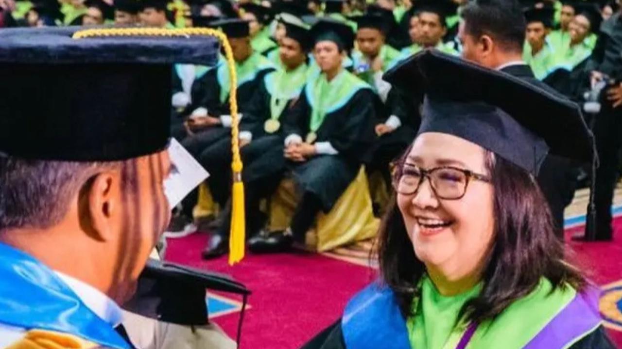 "Saya sempat kaget, ternyata nilai saya paling tinggi dari yang lain. Suatu kesempatan yang istimewa diberikan Tuhan kepada saya," terang Windiyati tak percaya, mengutip dari unesa.ac.id.