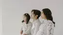 Dalam pemotretan pertama yang bertema minimalis, Gya, Tarra, dan Kalea pun tampil kompak dengan busana serba putih.(Instagram/gyaps).