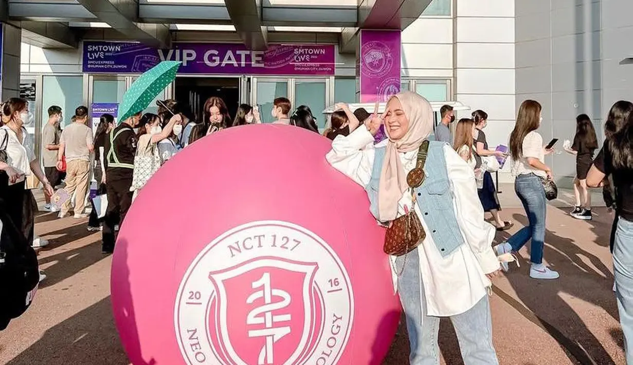 Saat nonton konser BTS, Luna maya tampil stylish memadukan oversized shirt berwarna putih, short pants hitam. Gayanya makin kece dengan baseball cap warna putih serta sepatu boots tinggi warna hitam. (Instagram/lunamaya).