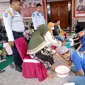 Warga Binaan di Lembaga Pemasyarakatan Banyuwangi membasuh kaki ibunya untuk memohon maaf. Momen ini bertepatan dengan hari ibu (Istimewa)