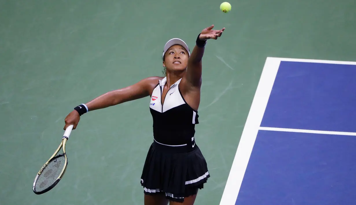 Petenis Jepang, Naomi Osaka mengembalikan bola ke arah petenis Swiss, Belinda Bencic pada babak keempat turnamen AS Terbuka 2019 di Arthur Ashe Stadium, Senin (2/9/2019). Naomi Osaka tumbang dua set langsung, 5-7 dan 4-6, dalam tempo 87 menit. (AP/Frank Franklin II)