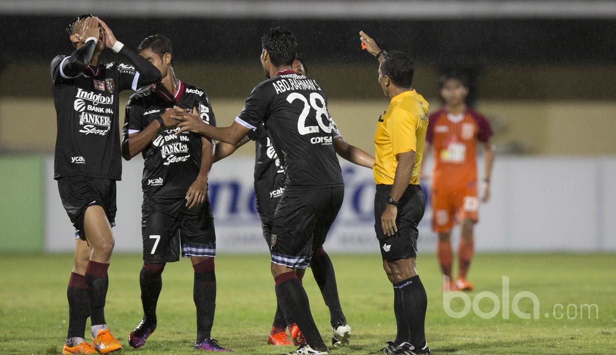 Para pemain Bali United FC kecewa dengan keputusan wasit menganulir gol I Made Wirahadi saat melawan Pusamania Borneo FC pada laga Piala Presiden 2017 di Stadion I Wayan Dipta, Bali, Senin (13/2/2017). (Bola.com/Vitalis Yogi Trisna)