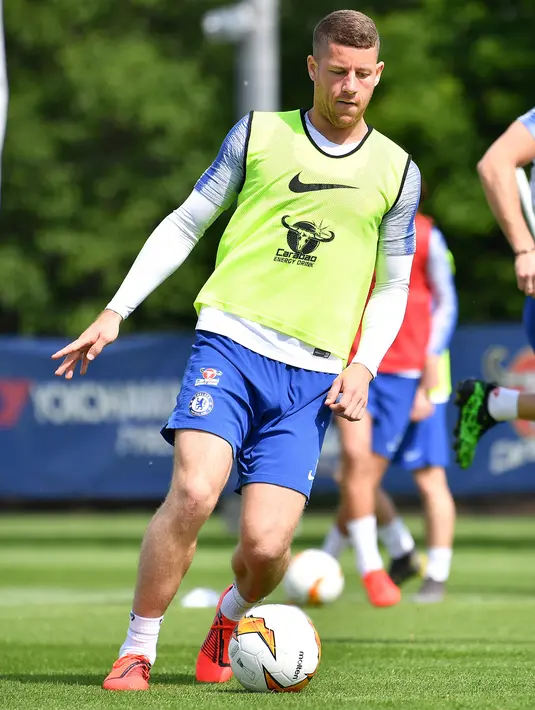 Gelandang Chelsea, Ross Barkley menggiring bola saat mengikuti latihan tim di Chelsea Training Ground, di Cobham, Surrey (22/5/2019). Chelsea akan bertanding melawan Arsenal pada babak Final Liga Europa pada 29  Mei di Baki Olimpiya Stadionu. (AFP Photo/Ben Stansall)