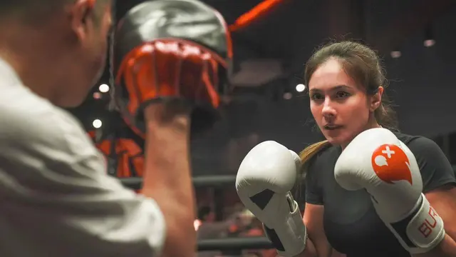 7 Potret Wulan Guritno Latihan Boxing, Tampil Energik dan Menawan
