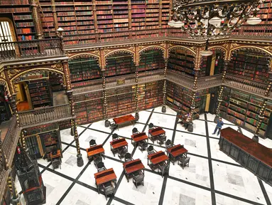 Pemandangan Royal Portuguese Cabinet of Reading di Rio de Janeiro, Brasil, 5 Desember 2018. Perpustakaan bertingkat ini begitu spektakuler dengan menyajikan suasana seperti dalam film Harry Potter. (Carl De Souza/AFP)