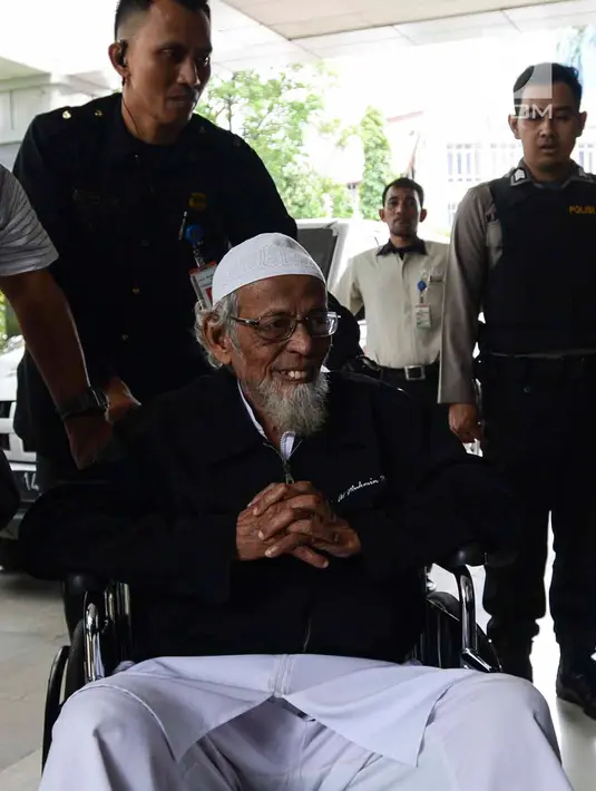 Abu Bakar Ba'asyir dibantu petugas saat tiba di RSCM Kencana, Jakarta, Selasa (29/1). Abu Bakar Ba'asyir akan menjalani pemeriksaan kesehatan secara rutin untuk memeriksa kesehatannya pertiga bulan. (Merdeka.com/Imam Buhori)