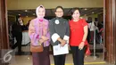 Menlu Retno Marsudi berfoto bersama Direktur Program SCM Harsiwi Acmad seusai menjadi pembicara di Emtek Goes to Campus (EGTC) 2016 di Universitas Gadja Mada, Yogyakarta, Rabu (02/11). (Liputan6.com/Helmi Affandi)