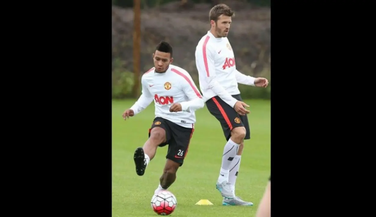 Memphis Depay yang baru direkrut Manchester United dari PSV Eindhoven menjalani latihan perdana bersama anggota tim MU di bawah pengawasan langsung sang pelatih, Louis van Gaal.. (www.manutd.com)