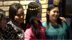 Ditengah kesibukannya, Iis Dahlia masih menyempatkan diri bertemu dengan para fansnya. Iis Dahlia menyapa hangat fans setianya sambil berbincang seru, makan bersama, hingga karaoke bersama single terbarunya, Apalah-apalah. Seperti apa keseruannya? Ma...