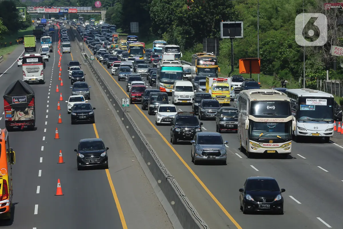 Kepadatan Jalan Tol Jakarta Cikampek Jelang Natal
