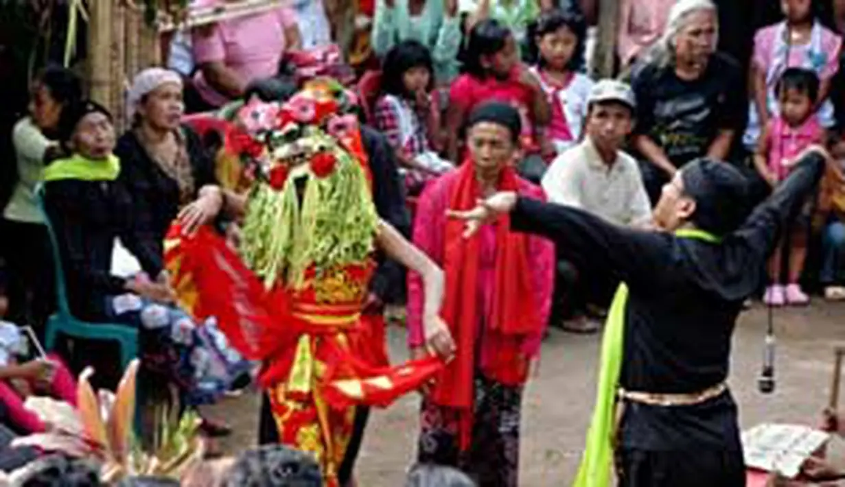 Seorang penari seblang Suidah (14) menari dalam upacara bersih desa di Desa Olehsari, Glagah, Banyuwangi, Jawa Timur. (Antara)