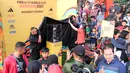Para pengunjung memadati booth trofi Piala Dunia U-17 2023 untuk berfoto bareng dalam rangkaian acara Trophy Tour Experience menyambut Piala Dunia U-17 di Cikapayang Dago Park, Bandung, Minggu (22/10/2023) pagi WIB. (Bola.com/Bagaskara Lazuardi)