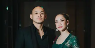 Kebahagiaan tengah menyelimuti dunia hiburan Tanah Air. Nino RAN resmi melepas masa lajangnya dengan Dhabitannisa Auni. [@itsmebcl].