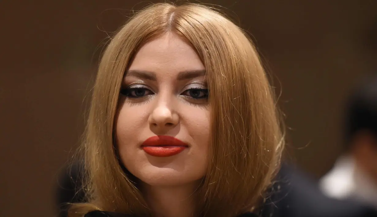 Seorang wanita saat menghadiri upacara pembukaan Arab Fashion Week di hotel Ritz Carlton di Riyadh (10/4). Lebih dari 13 perancang busana ambil bagian dalam acara ini. AFP Photo/Fayez Nureldine)