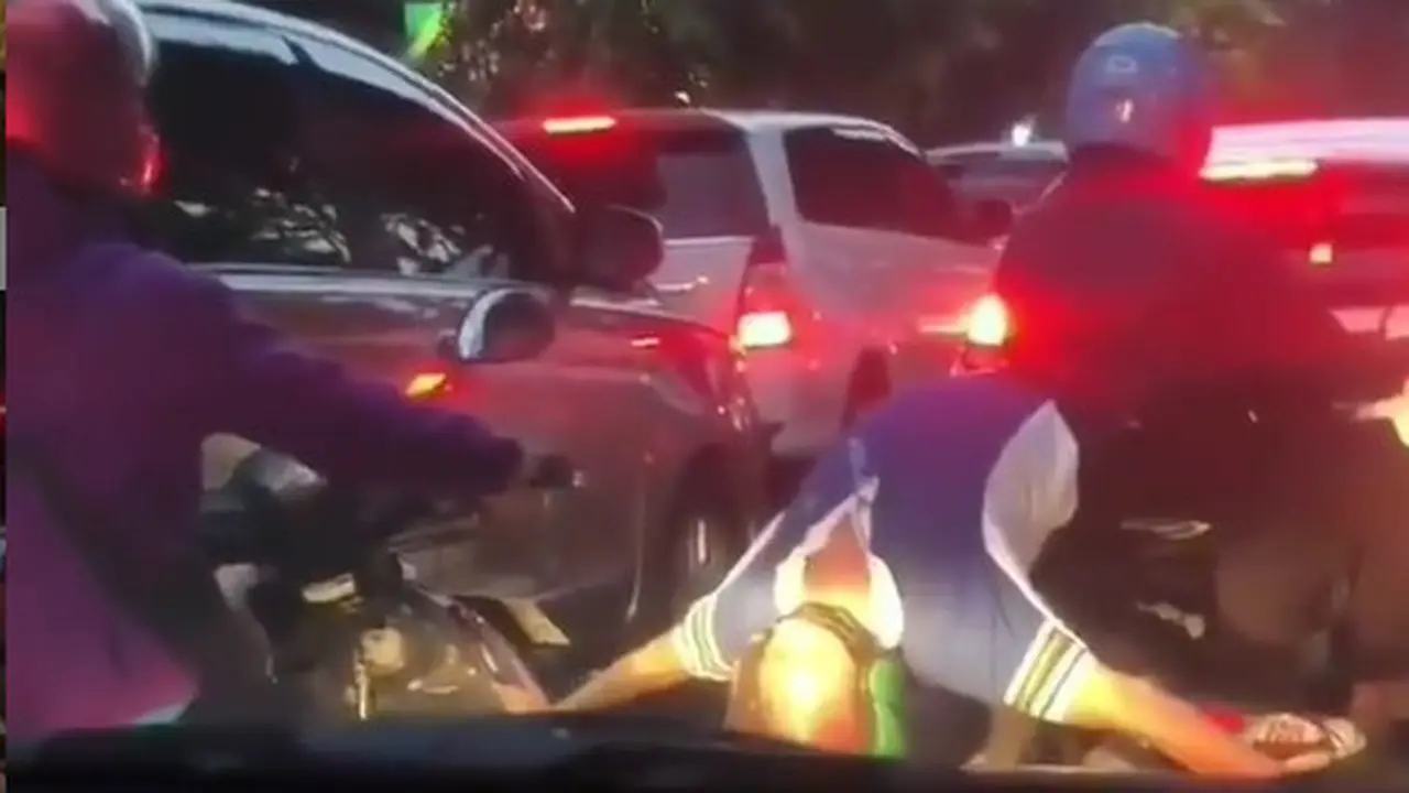 Pria yang tak diketahui identitasnya ini beberapa kali membalikan tubuhnya ke belakang layaknya orang senam.