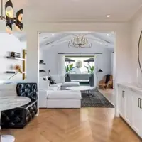 Ruang tamu tampak sang cantik dengan penataan yang bagus. Ruangan ini didominasi dengan warna putih yang dikombinasi dengan warna hitam. (Foto: YouTube/Famous Entertainment)