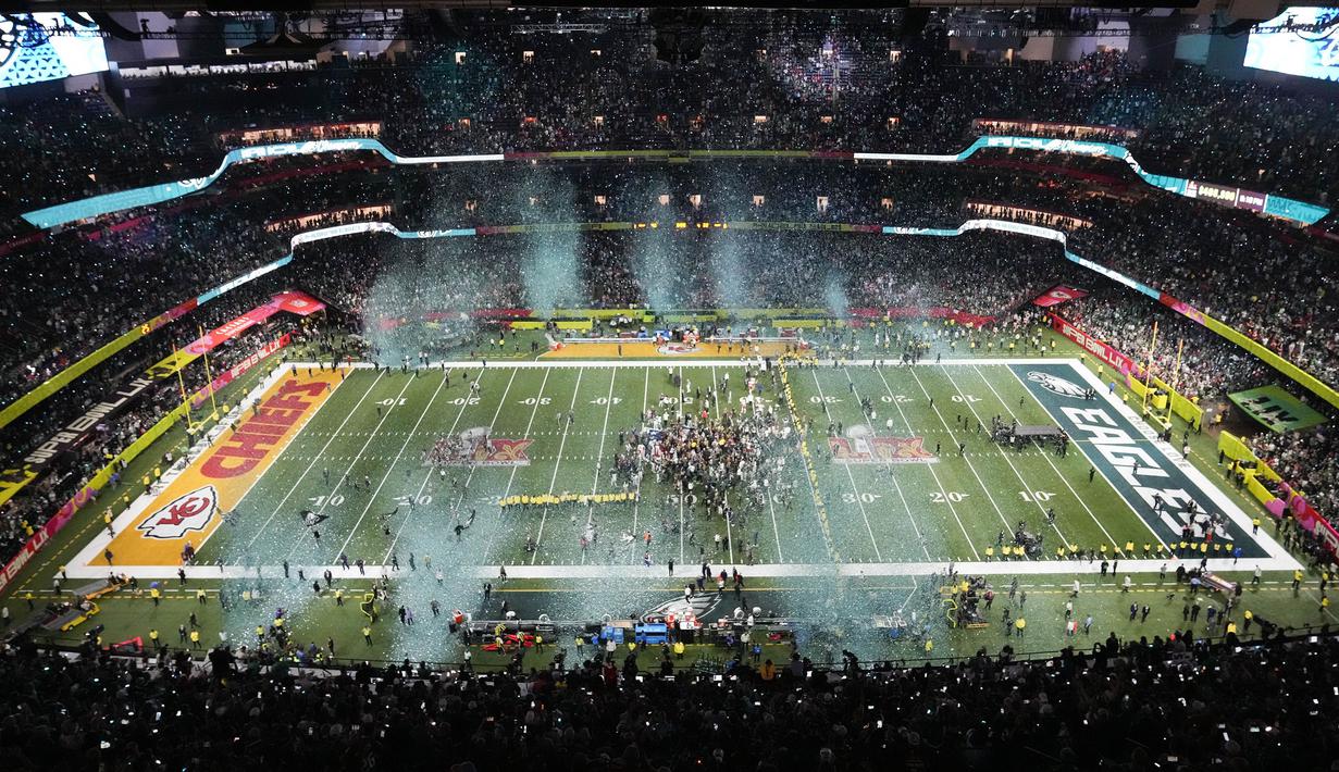Tim Philadelphia Eagles merayakan kemenangan atas Kansas City dalam laga final yang berlangsung di Caesars Superdome, New Orleans, Louisiana, Senin (10/02/2025). (AP Photo/David J. Phillip)
