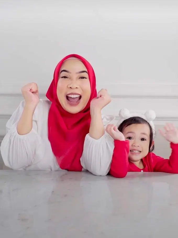 Fitri Tropica memberikan ugly cake untuk anak pertama