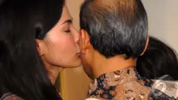 Nadya Mulya mencium ayahnya yang sejak delapan bulan lalu telah menjadi tahanan KPK, Pengadilan Tipikor, Jakarta, Rabu (16/7/2014) (Liputan6.com/Miftahul Hayat)