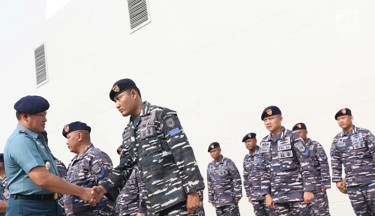 Pangkoarmada l Laksamana Muda, Yugo Margono (kiri) menyalami awak KRI Semarang-594 yang tiba di dermaga 203, Jakarta, Jumat (15/3). Kapal itu untuk memperkuat Unsur Satfib Komando Armada (Koarmada) I TNI AL (Liputan6.com/Helmi Fithriansyah)