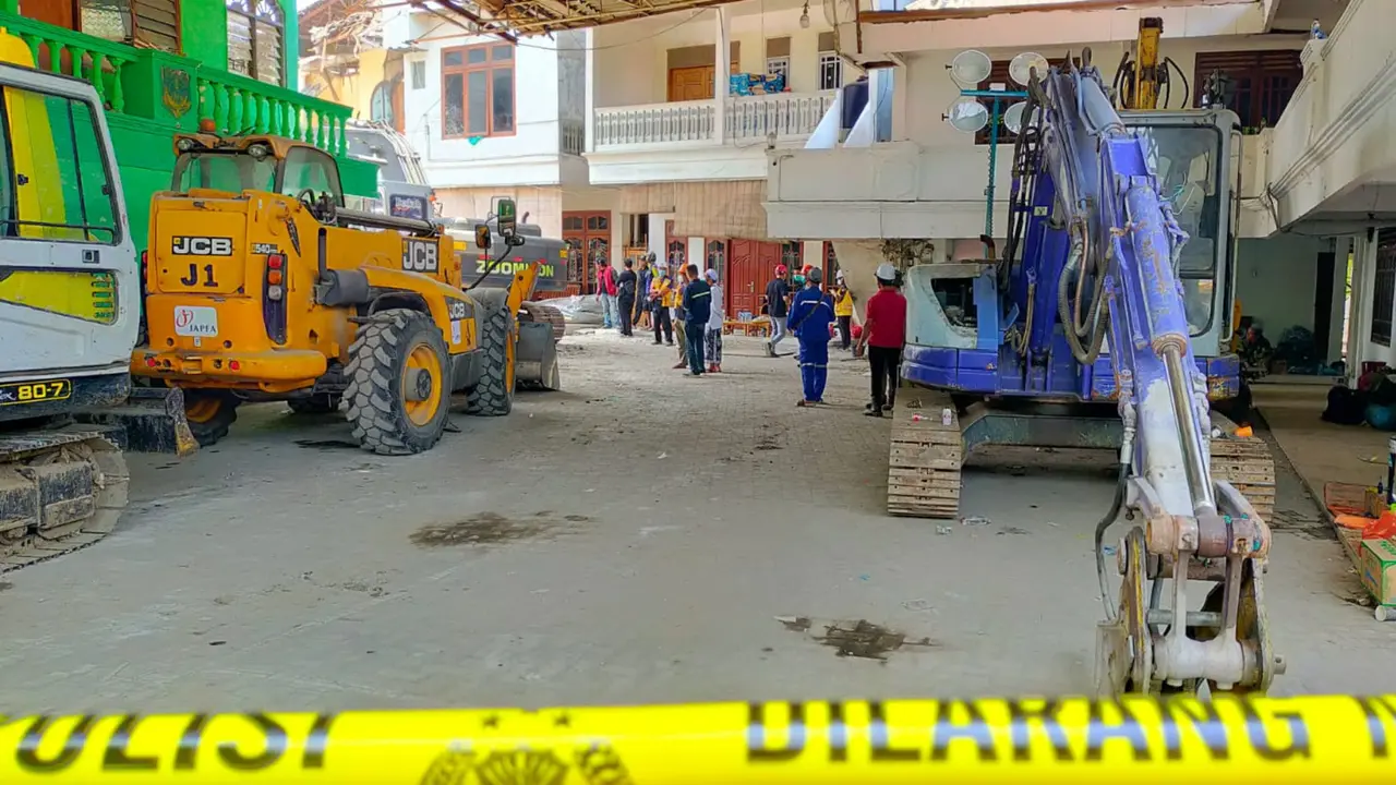 proses evakuasi korban ponpes Al Khoziny yang ambruk