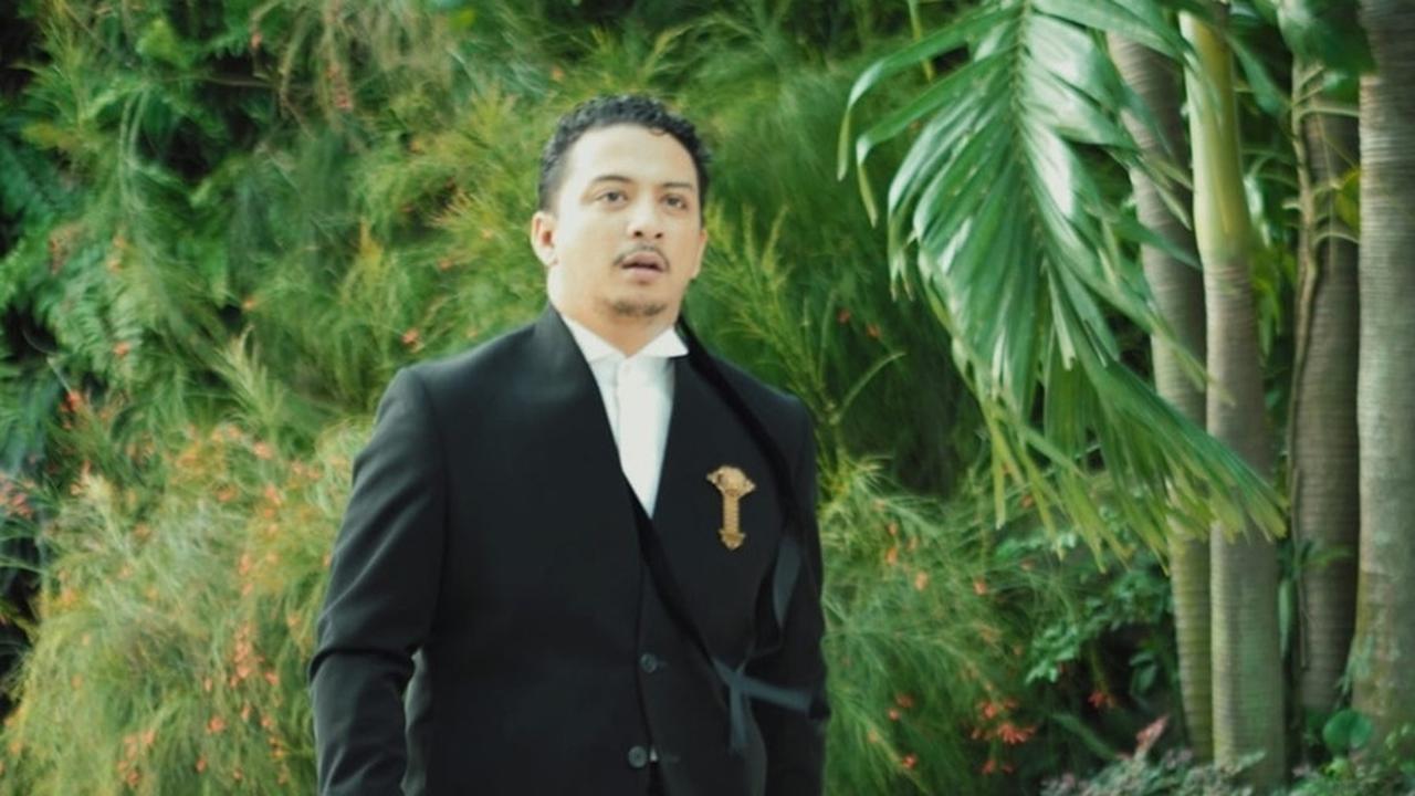 Pada tahun 2017, Sal Priadi merilis single perdananya yang berjudul "Kultusan". Satu tahun kemudian, ia meluncurkan lagu "Ikat Aku Di Tulang Belikatmu" yang membawanya masuk nominasi Artis Solo Pria Pop Terbaik di Ajang Anugerah Musik Indonesia.<br><br>