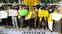 Sejumlah mahasiswa dari berbagai perguruan tinggi di Jakarta melakukan aksi unjuk rasa di depan Kompleks Parlemen RI, Senin (16/9/2019). Dalam aksinya, mereka menolak berbagai RUU yang sedang adan akan dibahas oleh para anggota dewan. (Liputan6.com/Helmi Fithriansyah)