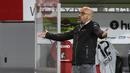 Pelatih Bayer Leverkusen, Peter Bosz, memberikan arahan kepada pemainnya saat melawan Freigurg pada laga pekan ke-29 Bundesliga 2019/20 di Schwarzwald-Stadion, Sabtu (30/5/2020) dini hari WIB. Leverkusen menang 1-0 atas Freiburg. (AFP/Ronald Wittek/pool)