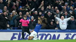 Pemain Everton Mason Holgate berebut bola dengan pemain Chelsea Mason Mount saat bertanding pada laga Liga Inggris di Goodison Park, Liverpool, Inggris, Sabtu (7/12/2019). Everton menang 3-1. (Nigel French/PA via AP)