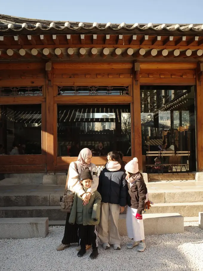 Gaya Layering Natasha Rizky Liburan Musim Dingin ke Korea Selatan, Hangat dan Effortless Bareng Tiga Anak