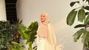 Atau bisa juga tiru gaya Shireen Sungkar yang memadukan kardigan panjang dengan blouse, dan rok warna putih yang senada. Untuk warna hijab, kamu bisa pilih yang sesuai dengan warna kardigan. (Instagram/shireensungkar).
