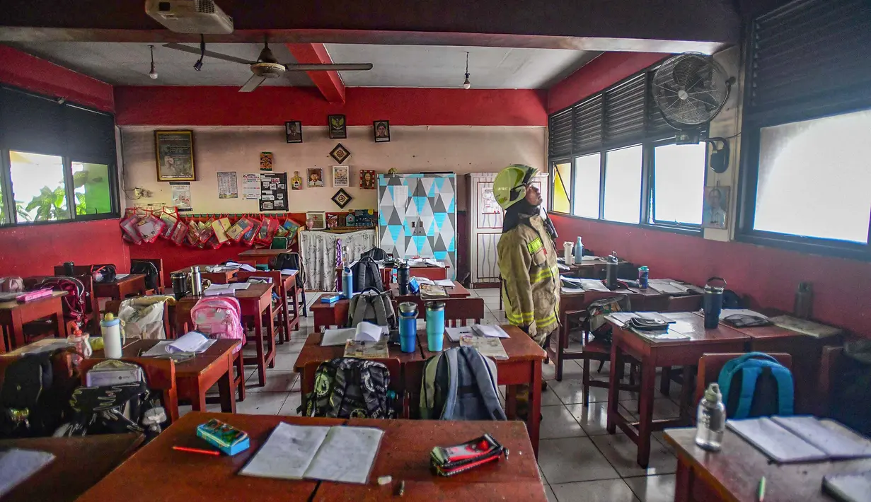 Petugas pemadam kebakaran melakukan pengecekan ruang kelas saat di SDN Srengseng sawah 04, Jakarta Selatan, kamis, 06 Agustus 2026. (KLY/ Arie Basuki)
