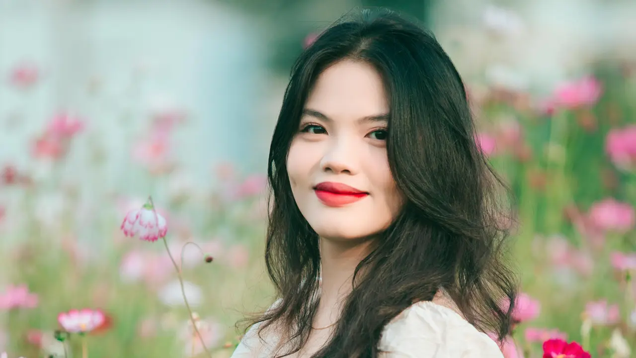 perempuan manis tersenyum bahagia bunga