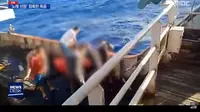 Cuplikan video yang memperlihatkan aksi para ABK lainnya yang dikabarkan membuang jasad ABK WNI ke laut di Korea Selatan. (Screenshot Youtube MBC News)