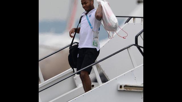 Ekspresi Kekalahan Pemain Inggris Saat Tiba di Kampung Halaman