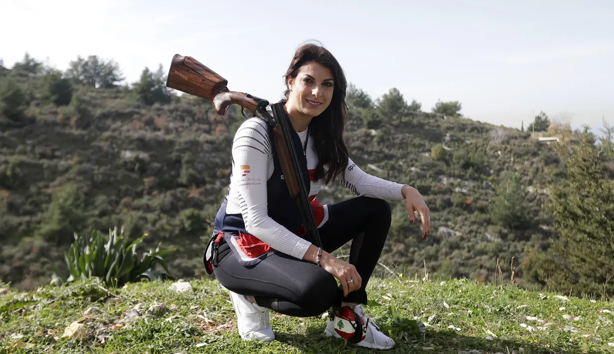 Juara trapshooting Lebanon dan Duta Besar Good Gender dan Gender UNDP, Ray Bassil (29) berpose di klub penembakan di Adma, Lebanon, Jumat (9/2). Bassil memenangkan ISSF World Cup dan medali emas di Kejuaraan Menembak Arab 2015. (AFP PHOTO/JOSEPH EID)