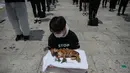 Para aktivis dari kelompok 'Animal Liberation Wave' dan 'Last Chance for Animals' membawa anak anjing mati yang diambil dari peternakan daging anjing di Gwanghwamun Plaza, Seoul (7/7). Mereka memprotes perdagangan daging anjing. (AFP Photo/Ed Jones)