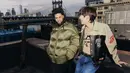 J-Hope BTS kenakan t-shirt cokelat dengan jaket kulit dual tone yang trendy di video klip terbarunya [@uarmyhope]