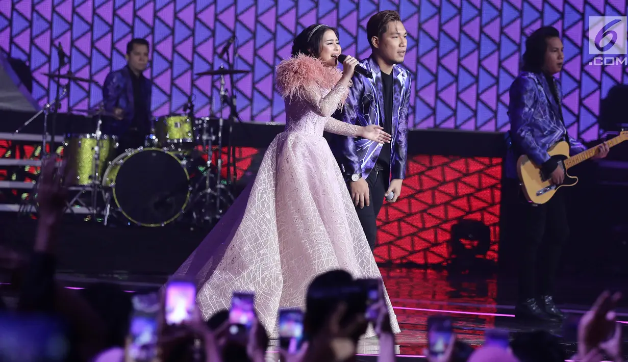 Prilly Latuconsina saat berkolaborasi dengan Armada Band ketika membawakan lagu Asal Kau Bahagia pada malam puncak HUT ke-27 SCTV di Hall D, Jiexpo Kemayoran, Jakarta, Kamis (24/8). (Liputan6.com/Herman Zakharia)