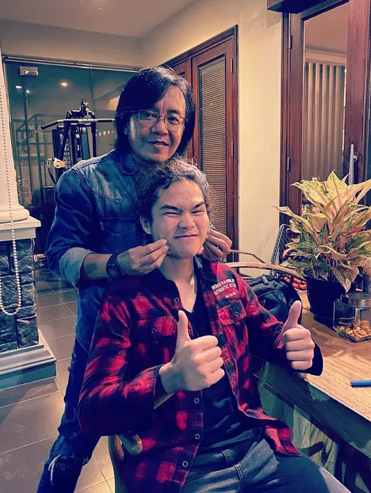 “Anak yang sopan, menyapa orangtua dengan cara yang proper, cara yang sopan tapi tidak dibuat-buat. Enggak akting, enggak basa-basi,” Ari Lasso menjelaskan. Tissa Biani membenarkan. (Instagram/duljaelani)