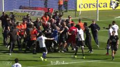 Laga antara Bastia Vs Lyon di Ligue 1 harus ditunda karena fans Bastia yang turun ke lapangan. This video is Presented by BallBall