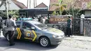 Petugas kepolisian berjaga usai penyerangan Gereja St Lidwina Bedog, Sleman, Yogyakarta, Minggu (11/2). (Liputan6.com/Arya Manggala)