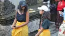 Dua putri Presiden ke-44 AS Barack Obama, Malia dan Sasha, mengunjungi Pura Tirta Empul, Tampaksiring, Gianyar, Bali, Selasa (27/6). Di pura bersejarah tersebut kedua putri Obama kompak mengenakan sarung warna kuning.  (Liputan6.com/Immanuel Antonius)