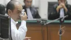 Tersangka kasus Alih Fungsi Lahan, Gulat Mendali Emas Manurung saat membacakan pembelaannya (Pledoi) di Pengadilan Tipikor, Jakarta, Kamis (12/2/2015). (Liputan6.com/Herman Zakharia)