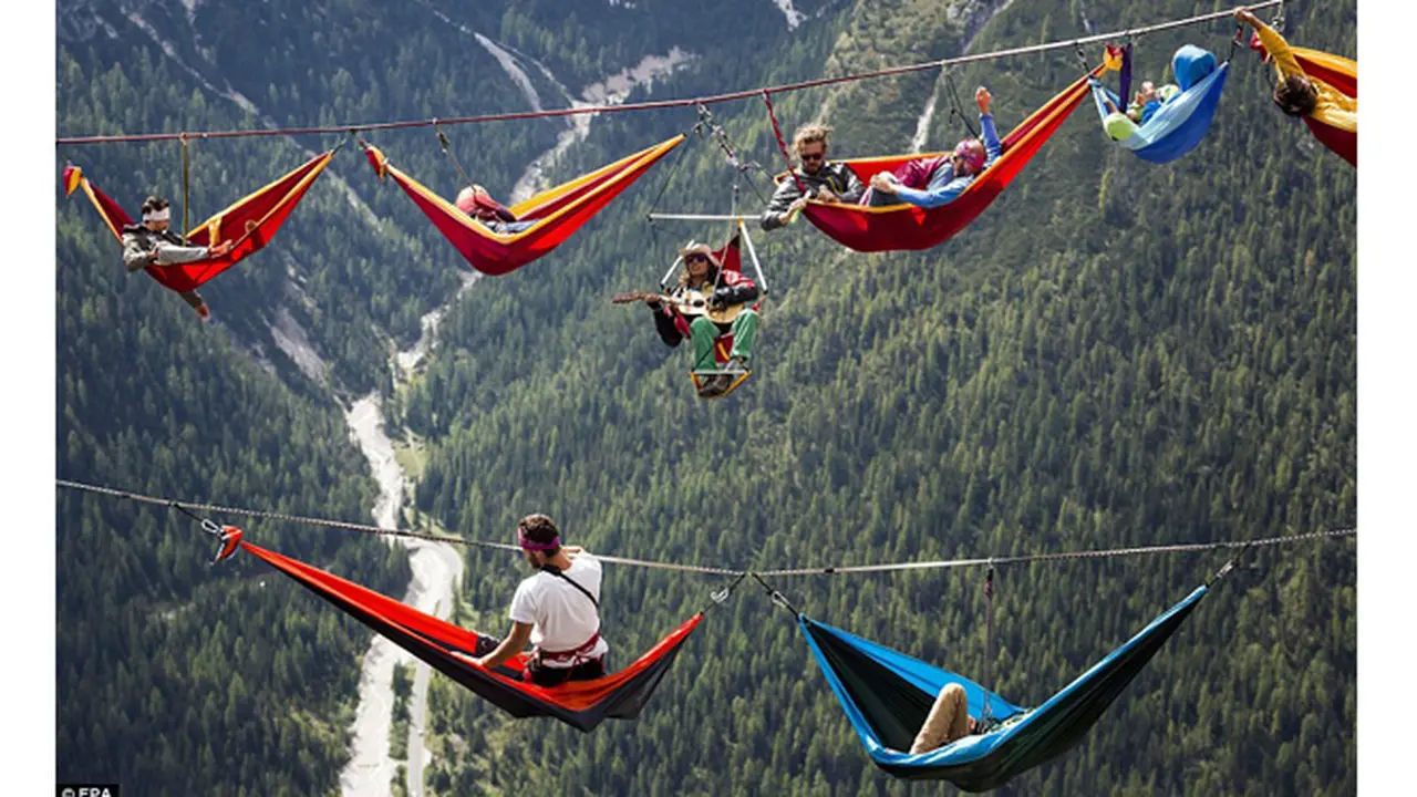 Berani Tidur Menggantung Ribuan Kaki di Pegunungan Alpen?