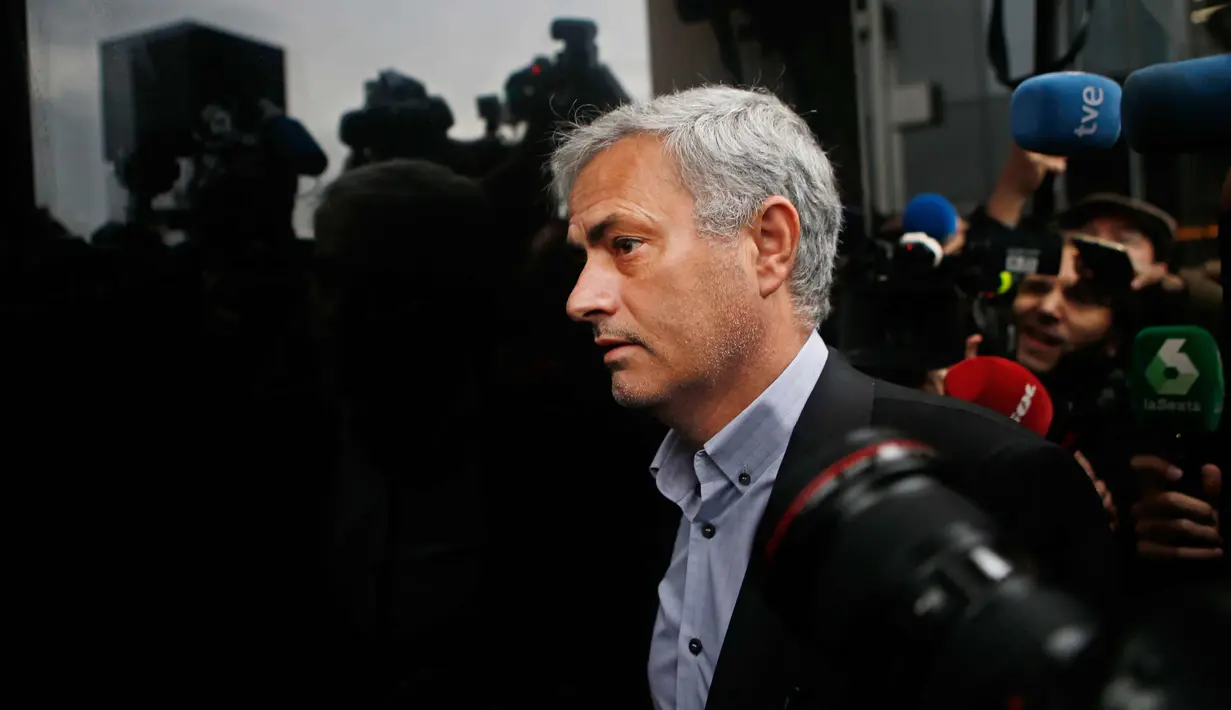 Pelatih Manchester United, Jose Mourinho memasuki gedung pengadilan di Madrid, Spanyol, (3/11). Mourinho dipanggil oleh pengadilan Madrid atas tuduhan pengelapan pajak. (AP Photo / Paul White)