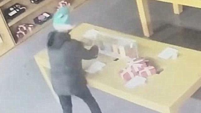 Tabrak Pintu, Pencuri Sial Cuma Berhasil Ambil Ponsel Pajangan