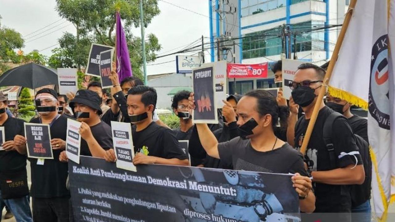 Fakta Unik Aksi 'Tutup Mulut' Wartawan: Puluhan Jurnalis Boikot Polda Jambi Pasca Penghalangan Liputan Komisi III DPR