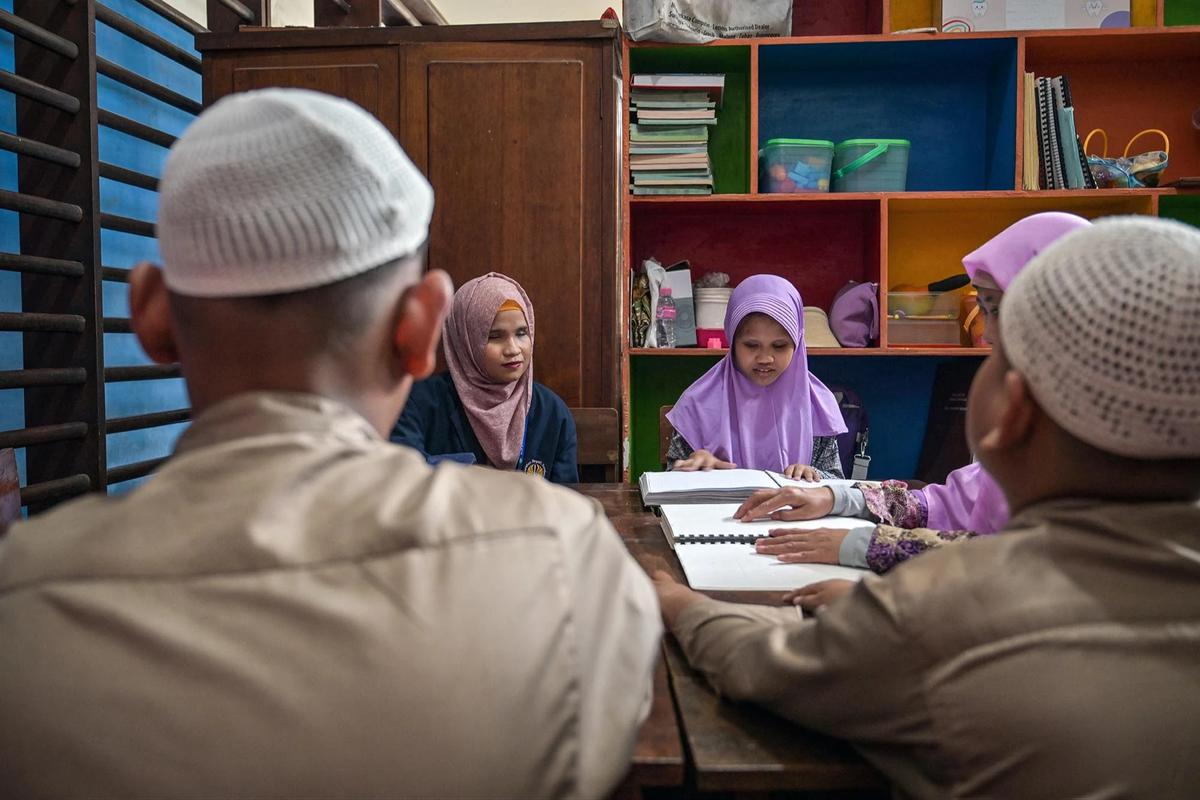 FOTO: Semangat Siswa Tunanetra Pelajari Al Quran Braille di Bulan Ramadan